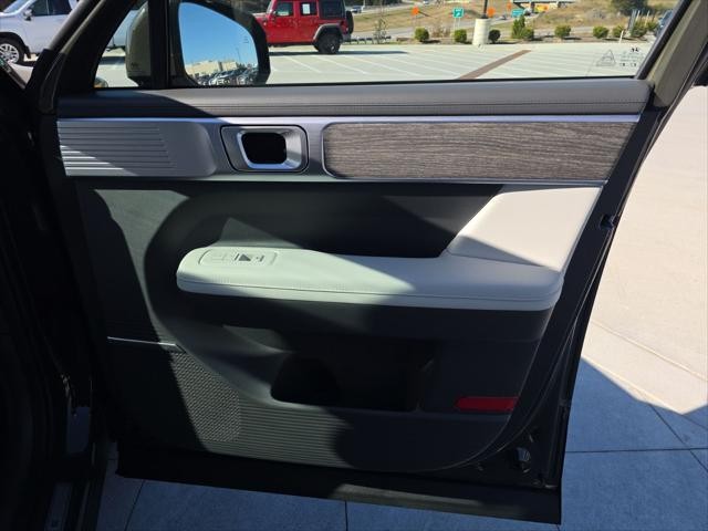 Hyundai Santa Fe Vehicle Full-screen Gallery Image 34