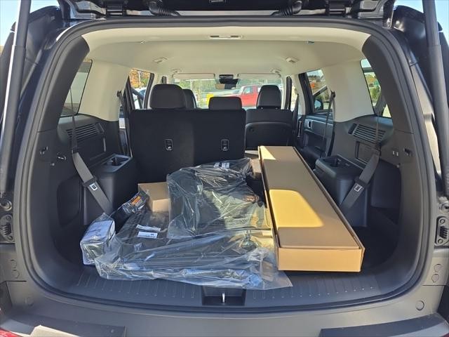 Hyundai Santa Fe Hybrid Vehicle Full-screen Gallery Image 9