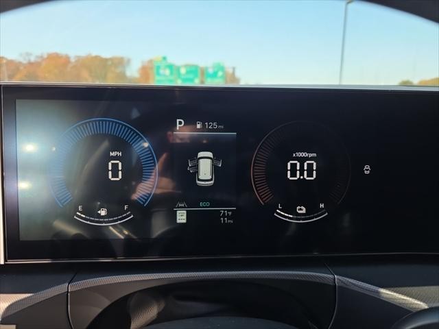 Hyundai Santa Fe Hybrid Vehicle Full-screen Gallery Image 18