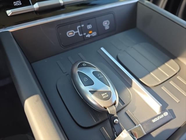 Hyundai Santa Fe Hybrid Vehicle Full-screen Gallery Image 23