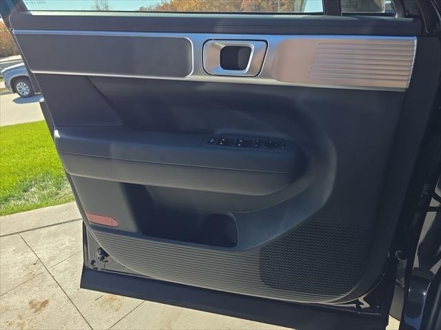 Hyundai Santa Fe Hybrid Vehicle Full-screen Gallery Image 25