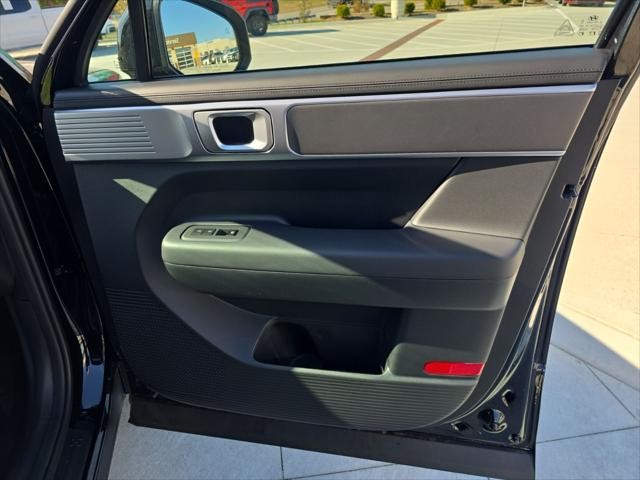 Hyundai Santa Fe Hybrid Vehicle Full-screen Gallery Image 33