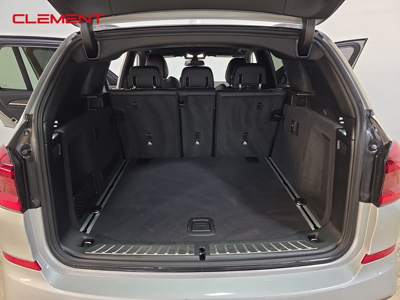 BMW X3 Vehicle Full-screen Gallery Image 10