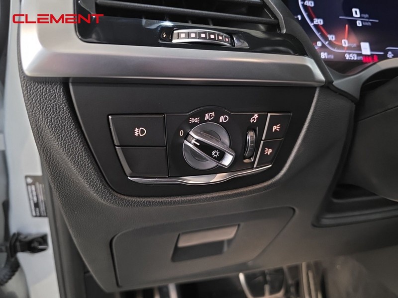 BMW X3 Vehicle Full-screen Gallery Image 12