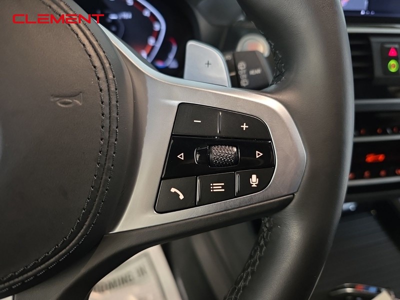 BMW X3 Vehicle Full-screen Gallery Image 15