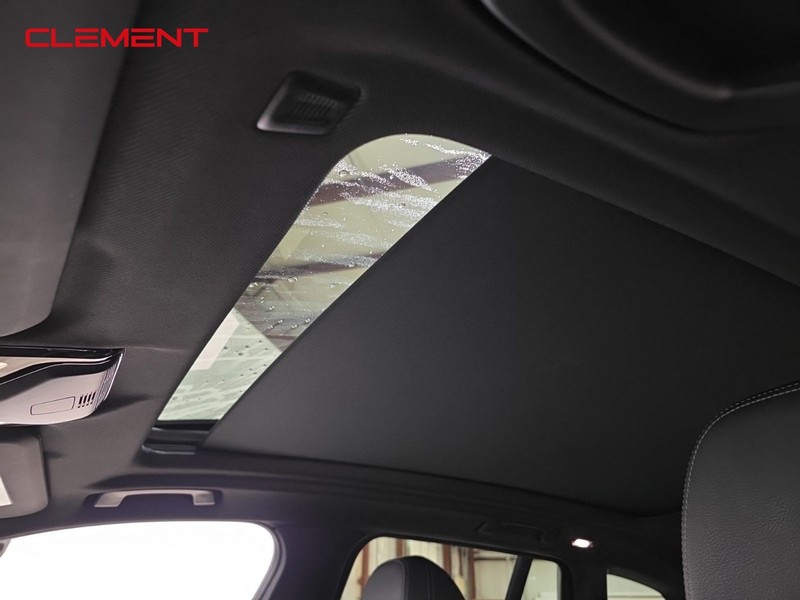 BMW X3 Vehicle Full-screen Gallery Image 24