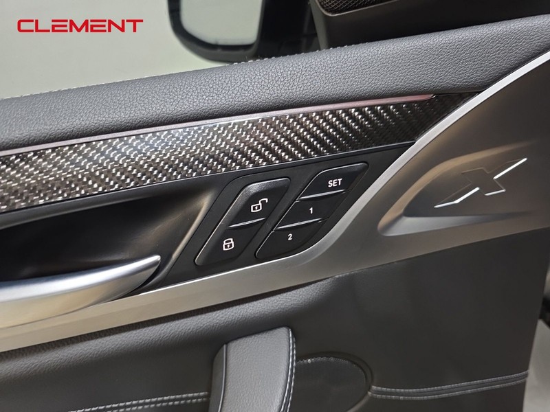 BMW X3 Vehicle Full-screen Gallery Image 25