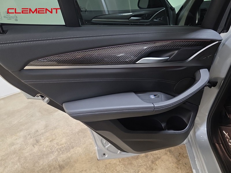 BMW X3 Vehicle Full-screen Gallery Image 30