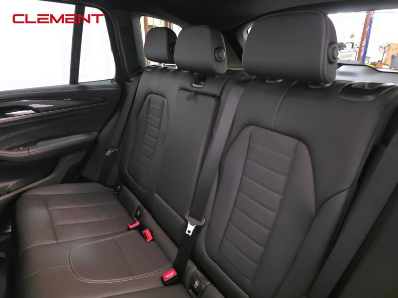 BMW X3 Vehicle Full-screen Gallery Image 32