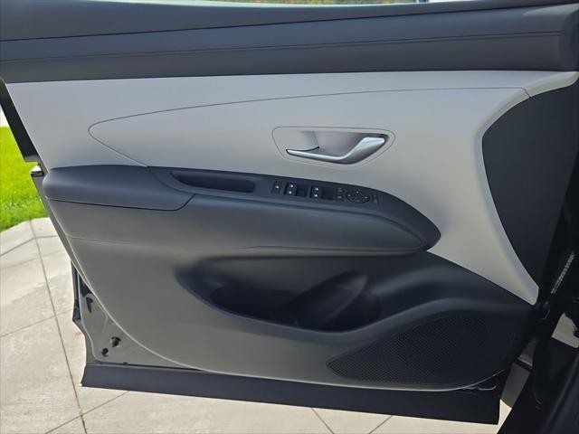 Hyundai Tucson Vehicle Full-screen Gallery Image 24