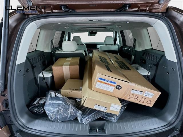 Hyundai Santa Fe Vehicle Full-screen Gallery Image 9