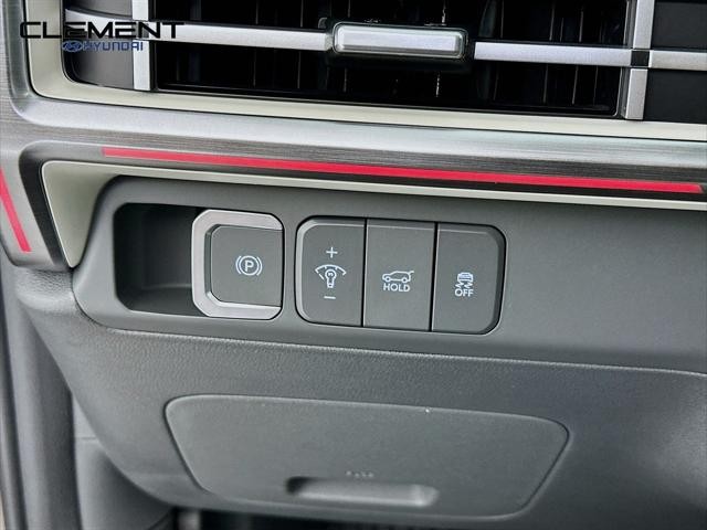 Hyundai Santa Fe Vehicle Full-screen Gallery Image 12