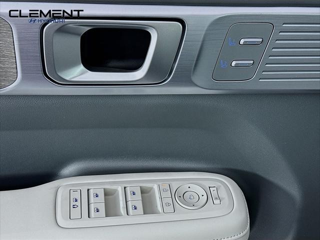 Hyundai Santa Fe Vehicle Full-screen Gallery Image 24