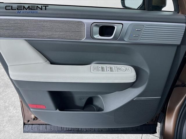 Hyundai Santa Fe Vehicle Full-screen Gallery Image 25