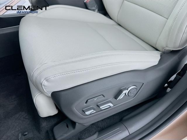 Hyundai Santa Fe Vehicle Full-screen Gallery Image 26