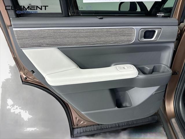 Hyundai Santa Fe Vehicle Full-screen Gallery Image 28