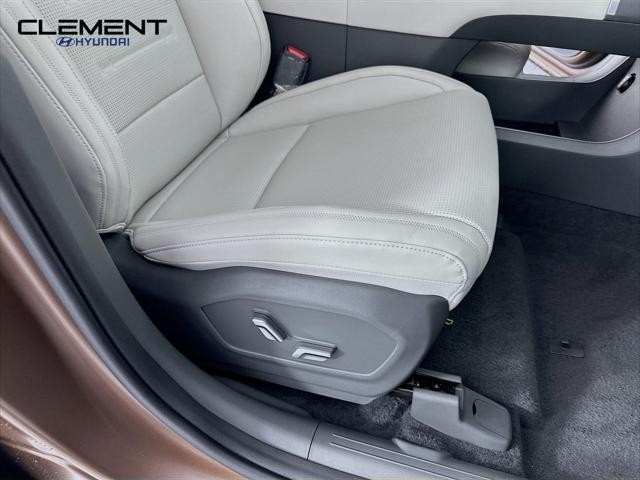 Hyundai Santa Fe Vehicle Full-screen Gallery Image 30