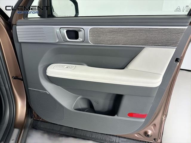 Hyundai Santa Fe Vehicle Full-screen Gallery Image 32