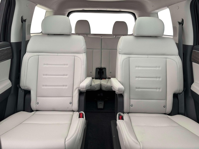 Hyundai Santa Fe Vehicle Full-screen Gallery Image 16