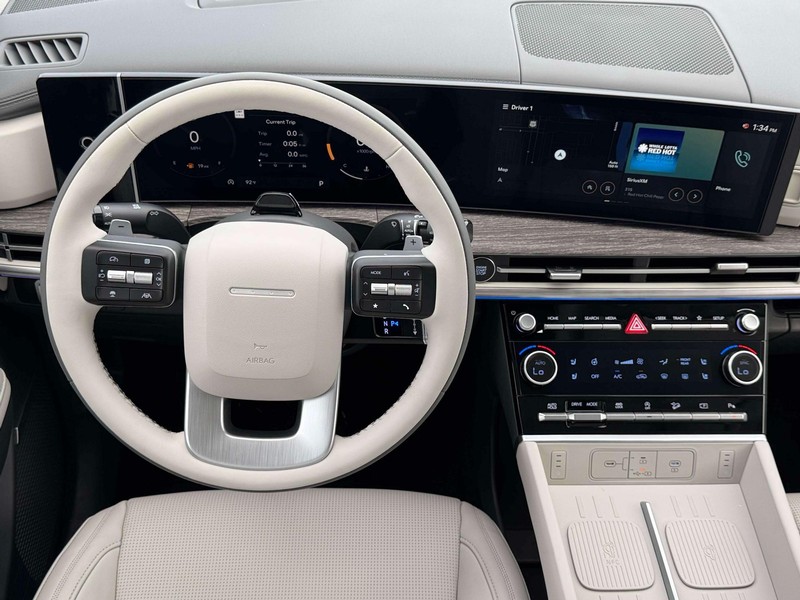 Hyundai Santa Fe Vehicle Full-screen Gallery Image 17