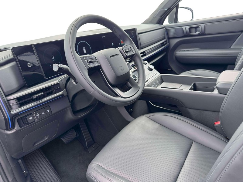 Hyundai Santa Fe Hybrid Vehicle Full-screen Gallery Image 14