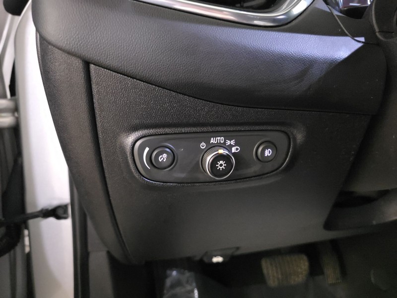 Chevrolet Equinox Vehicle Image 11