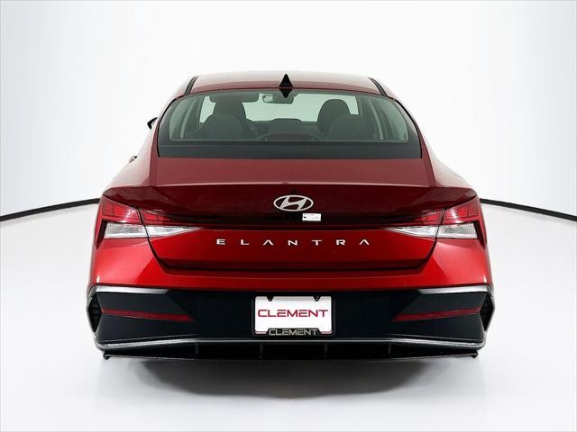 Hyundai Elantra Vehicle Image 07