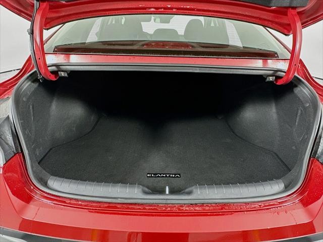 Hyundai Elantra Vehicle Image 09