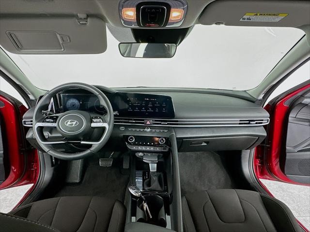 Hyundai Elantra Vehicle Image 11