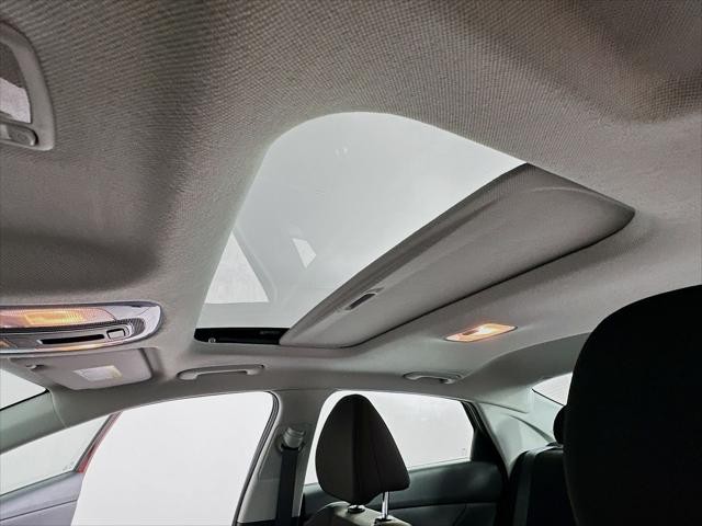 Hyundai Elantra Vehicle Image 21