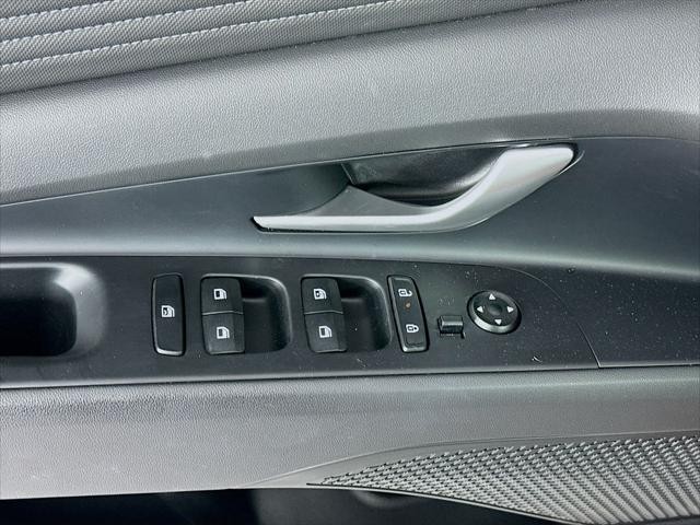 Hyundai Elantra Vehicle Image 22