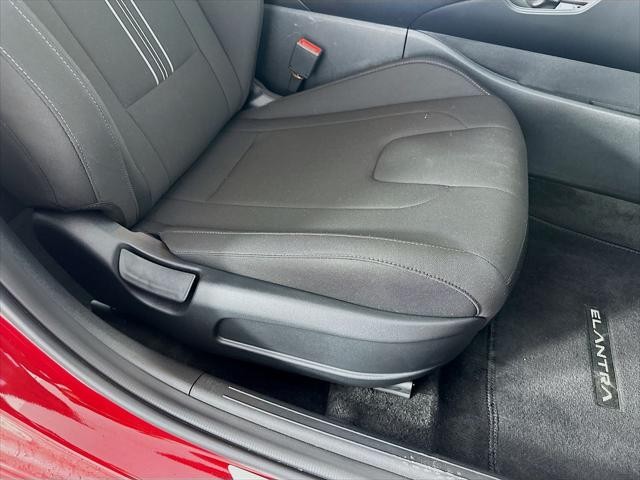 Hyundai Elantra Vehicle Image 28