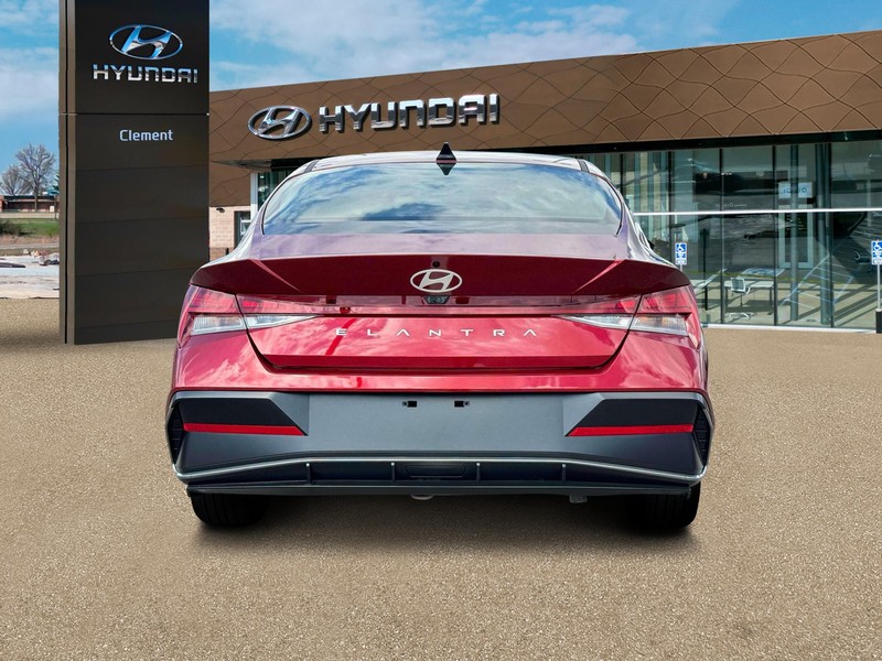 Hyundai Elantra Vehicle Full-screen Gallery Image 6
