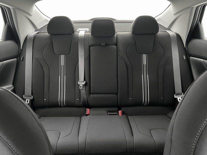 Hyundai Elantra Vehicle Full-screen Gallery Image 16