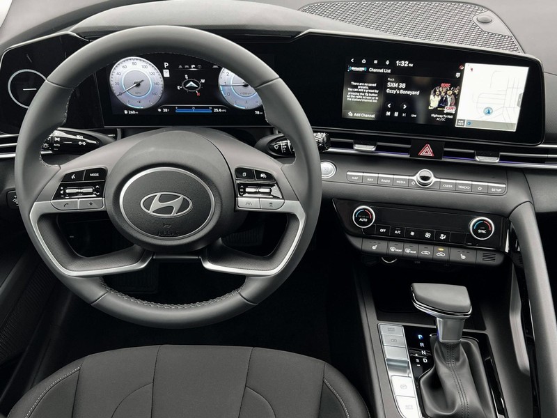 Hyundai Elantra Vehicle Full-screen Gallery Image 17