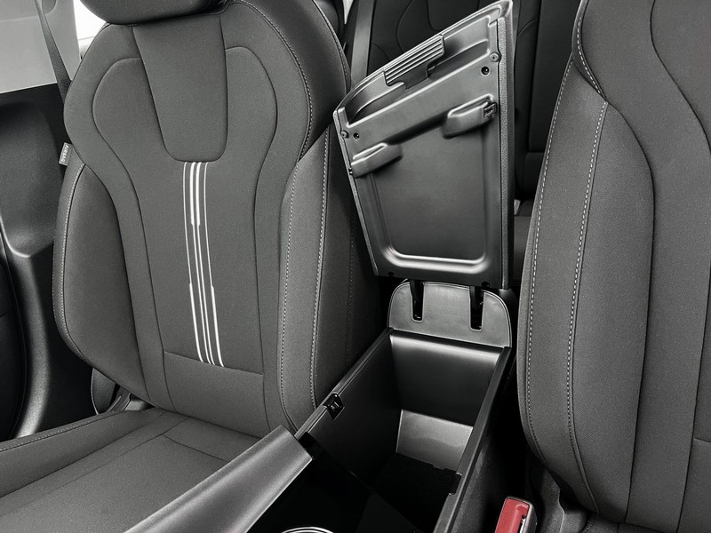 Hyundai Elantra Vehicle Full-screen Gallery Image 18