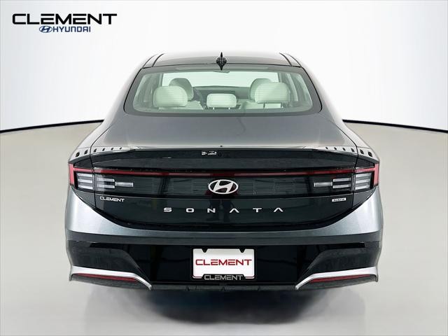 Hyundai Sonata Hybrid Vehicle Full-screen Gallery Image 7