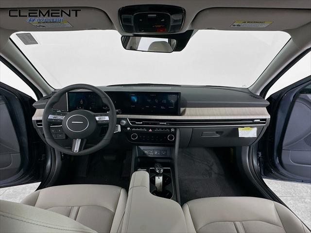 Hyundai Sonata Hybrid Vehicle Full-screen Gallery Image 11