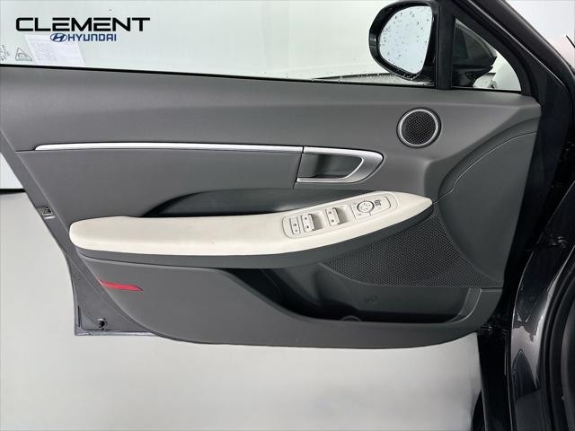 Hyundai Sonata Hybrid Vehicle Full-screen Gallery Image 24