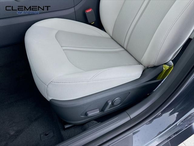 Hyundai Sonata Hybrid Vehicle Full-screen Gallery Image 25