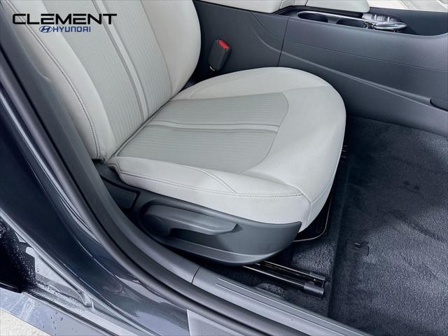 Hyundai Sonata Hybrid Vehicle Full-screen Gallery Image 29