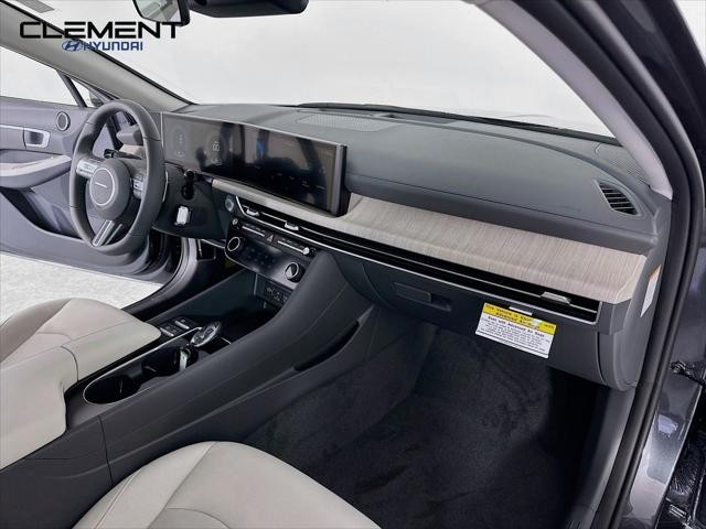 Hyundai Sonata Hybrid Vehicle Full-screen Gallery Image 30