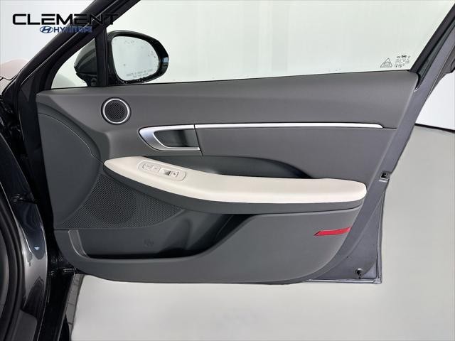 Hyundai Sonata Hybrid Vehicle Full-screen Gallery Image 31