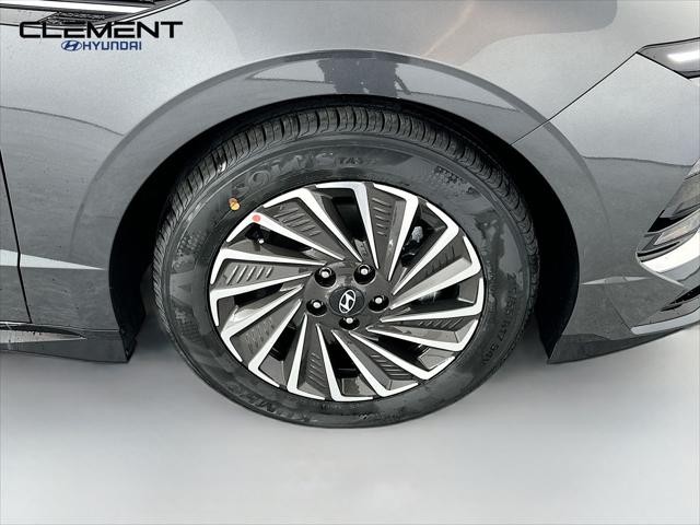 Hyundai Sonata Hybrid Vehicle Full-screen Gallery Image 32