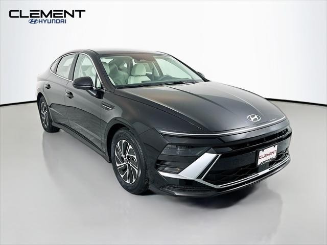 Hyundai Sonata Hybrid Vehicle Full-screen Gallery Image 3