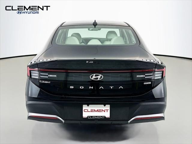 Hyundai Sonata Hybrid Vehicle Full-screen Gallery Image 7