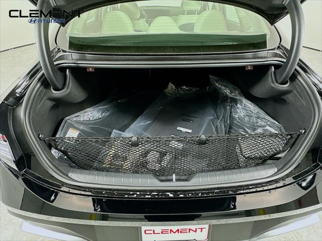 Hyundai Sonata Hybrid Vehicle Full-screen Gallery Image 9