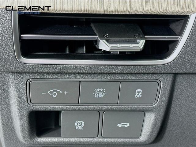 Hyundai Sonata Hybrid Vehicle Full-screen Gallery Image 12