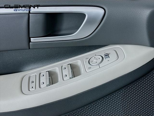 Hyundai Sonata Hybrid Vehicle Full-screen Gallery Image 21