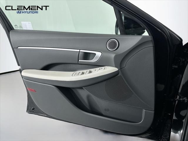 Hyundai Sonata Hybrid Vehicle Full-screen Gallery Image 22